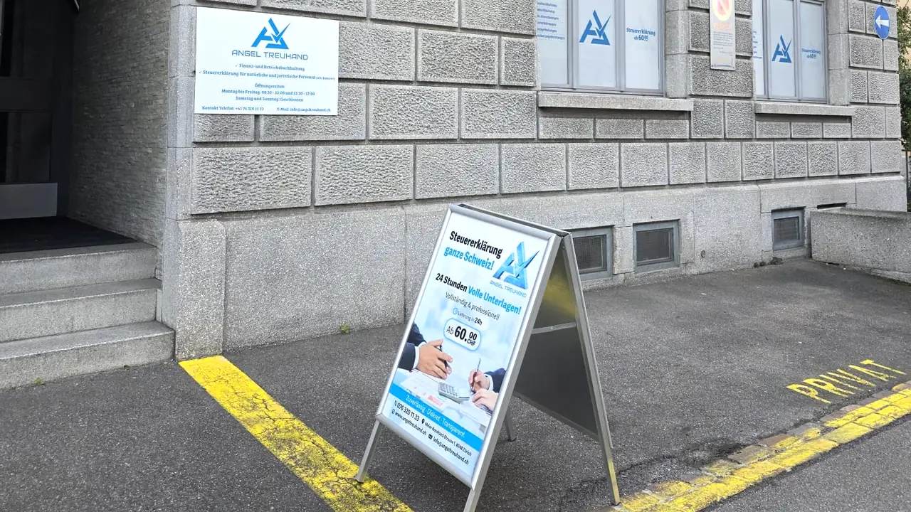 Eingang Angel Treuhand an der Meier-Bosshard-Strasse 1 in Zürich-Altstetten
