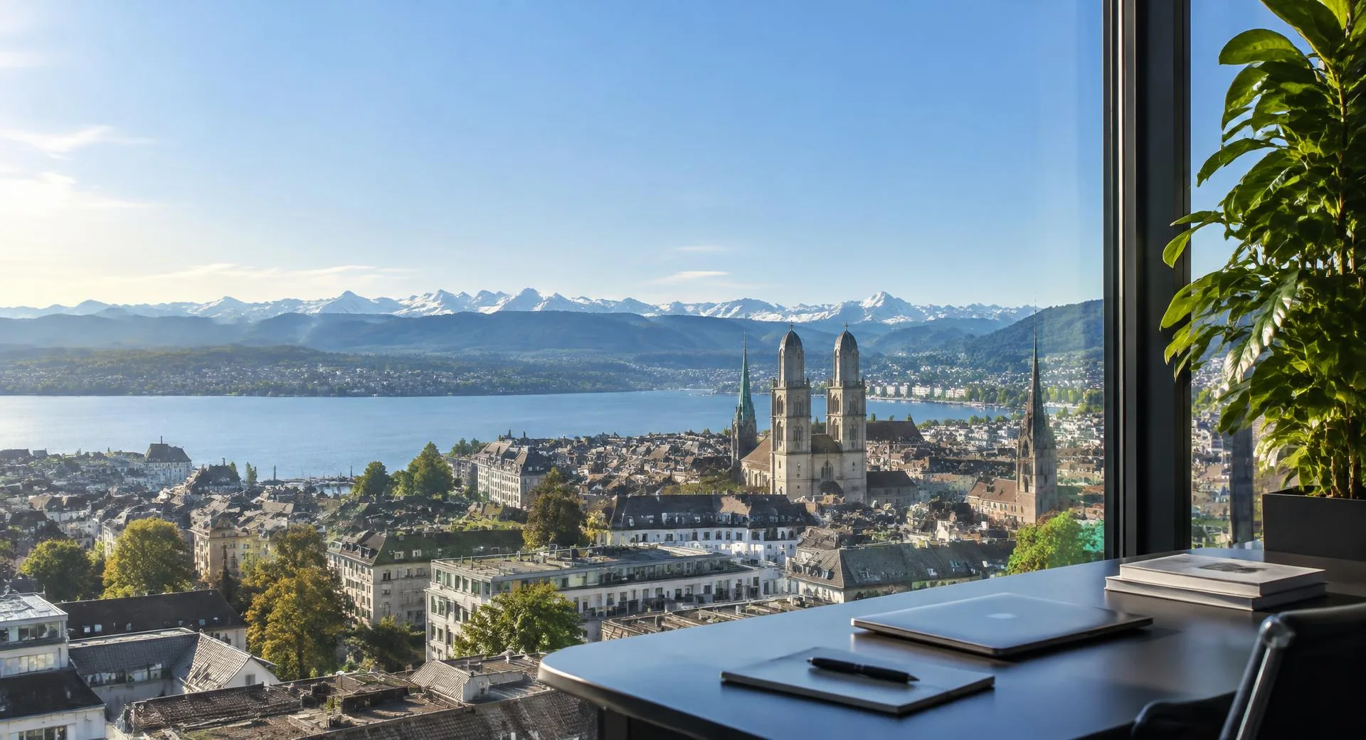 Blick aus einem modernen Büro über Zürich, den Zürichsee und die Alpen